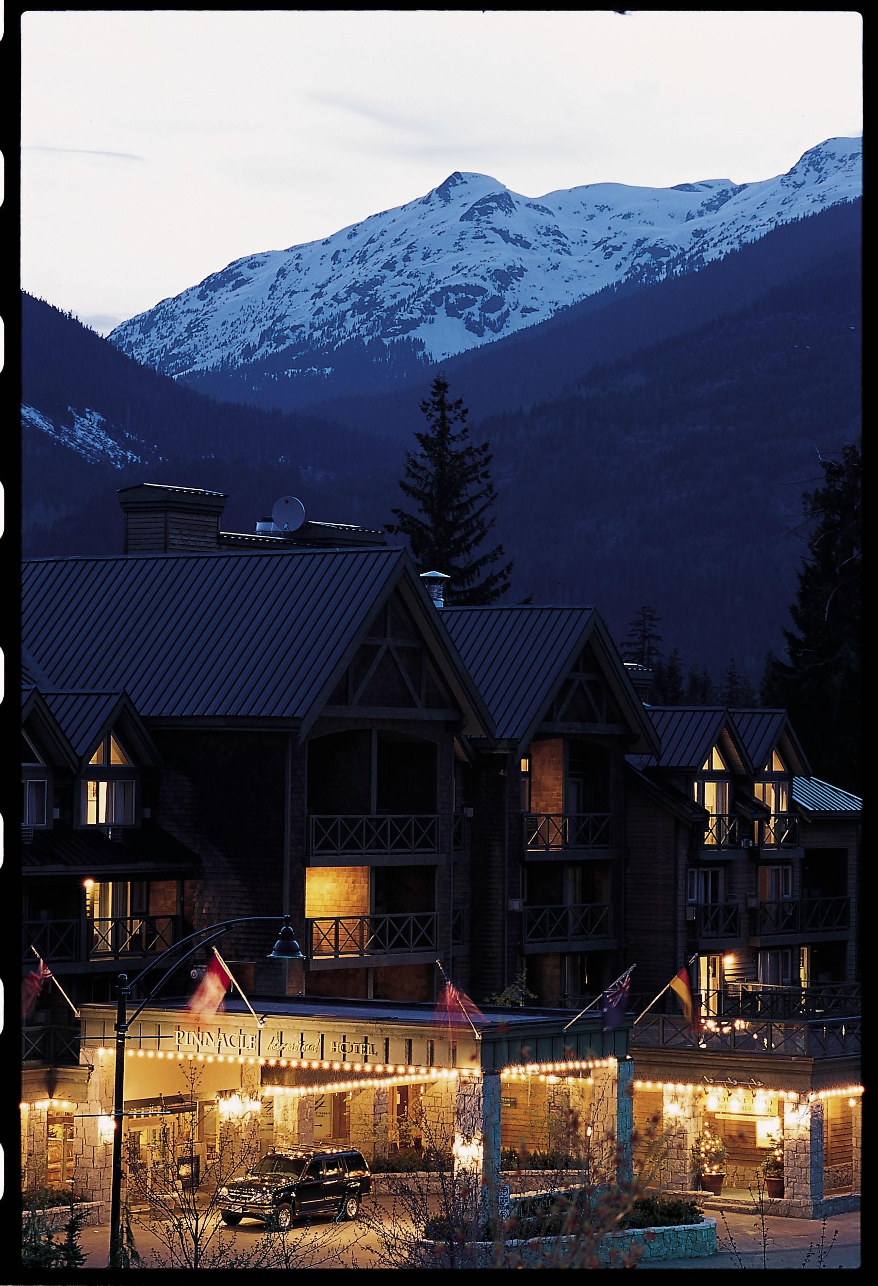 Pinnacle Hotel Whistler Exterior photo