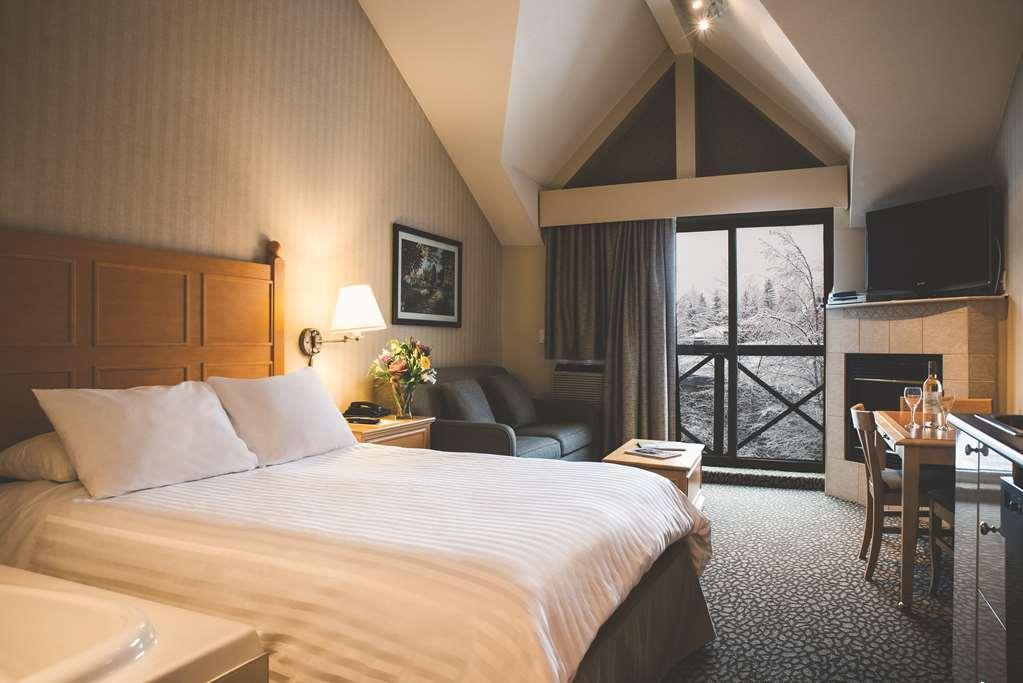 Pinnacle Hotel Whistler Room photo