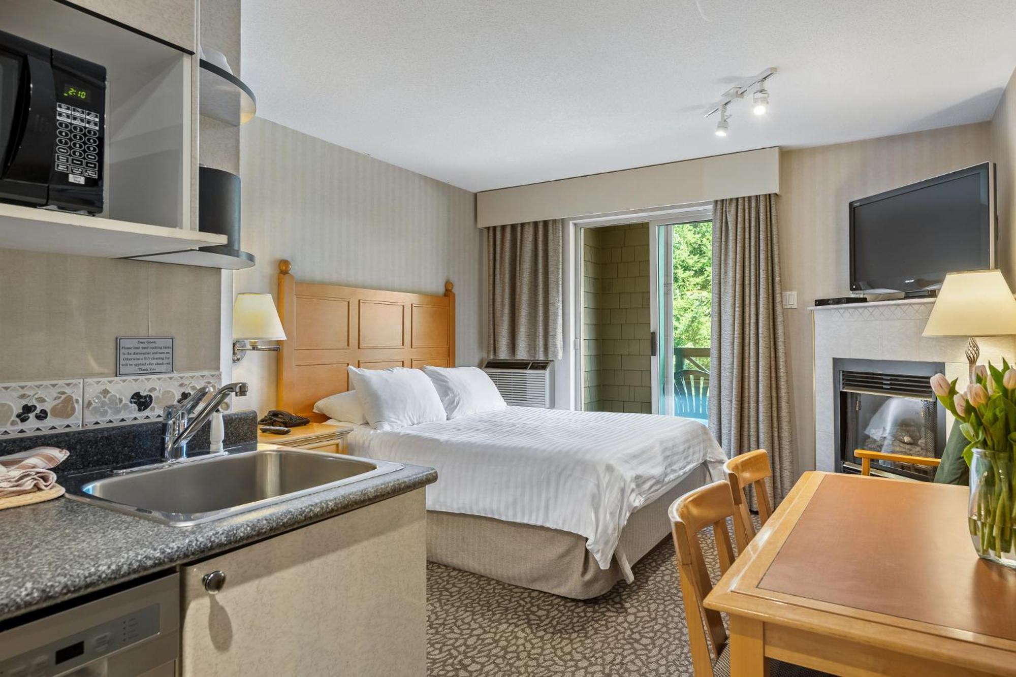 Pinnacle Hotel Whistler Room photo