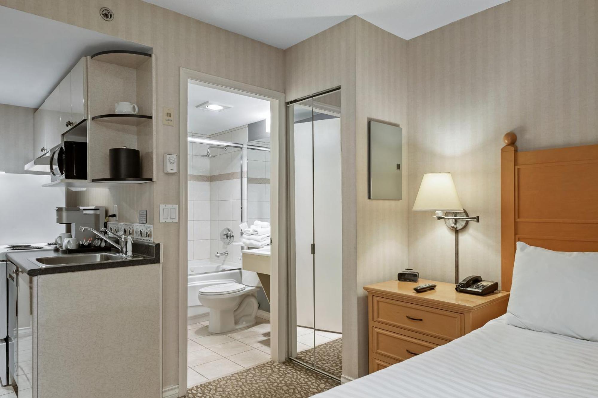 Pinnacle Hotel Whistler Room photo
