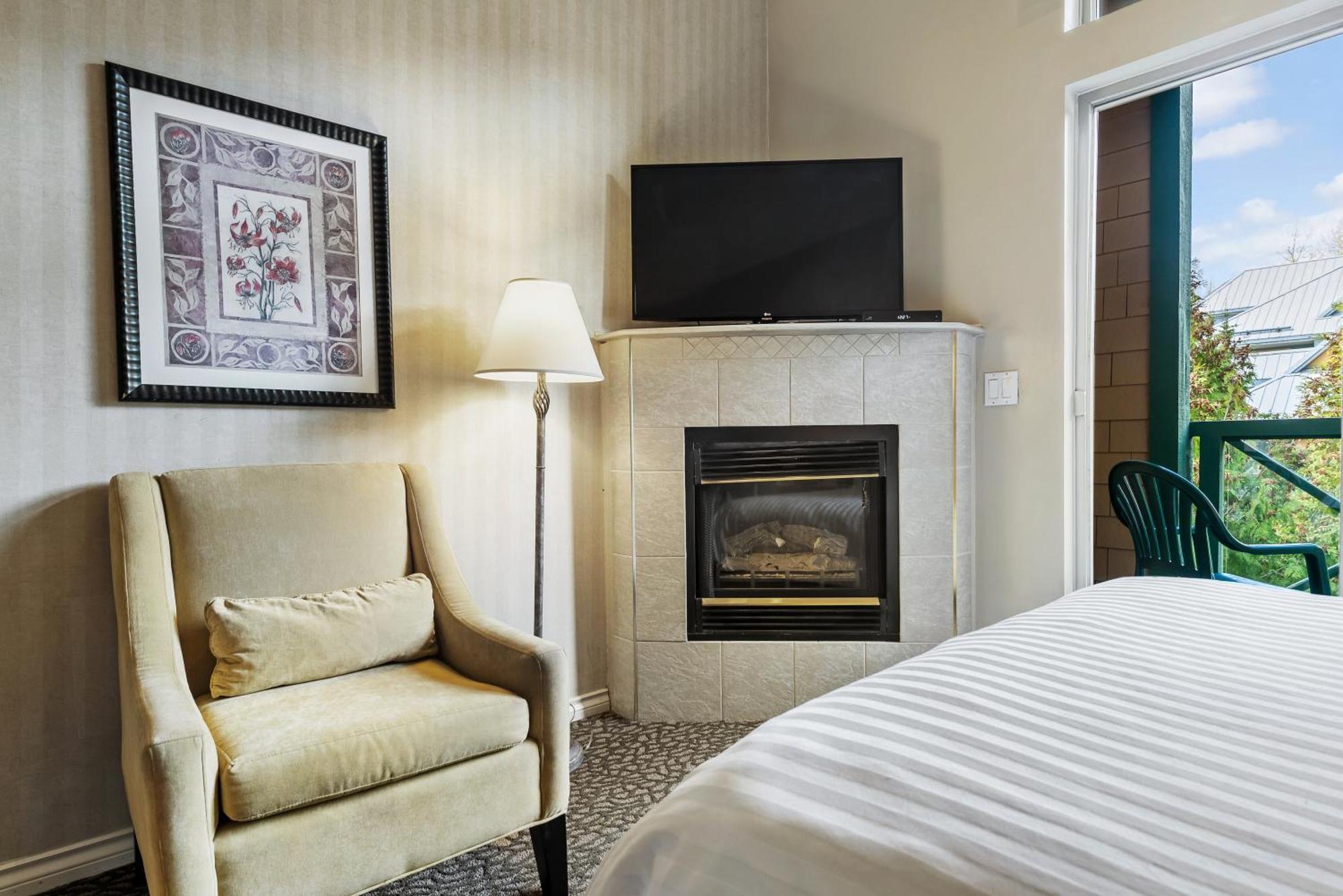 Pinnacle Hotel Whistler Room photo