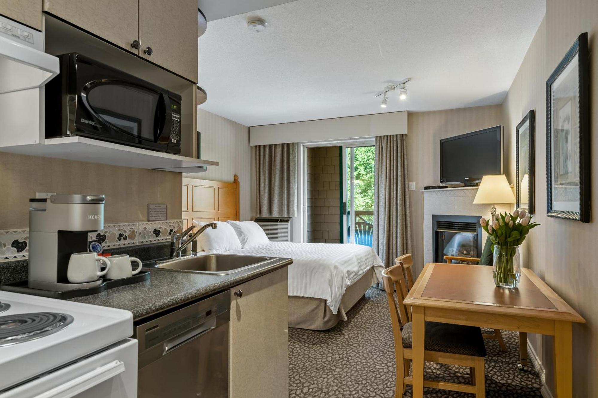 Pinnacle Hotel Whistler Room photo